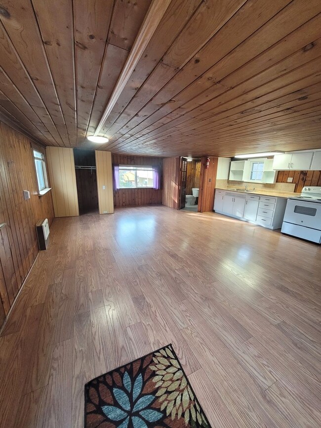 Building Photo - Studio Available with private off street parking, 2 blocks from the bike path in the Whiteaker Ne...