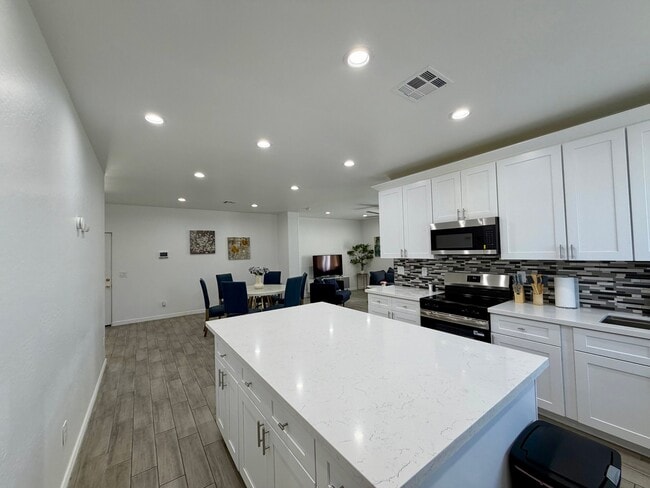 Photo - 6745 N 53rd Dr House