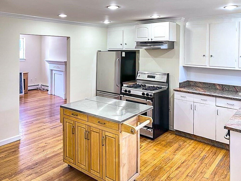 Foto principal - 244 Everett St