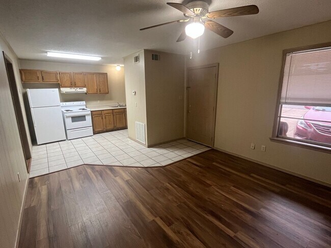 Building Photo - 702-708 E 11th ST