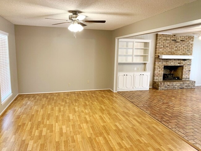 Building Photo - South Tyler! Lovely 3 Bedroom, 2 Bath Home...