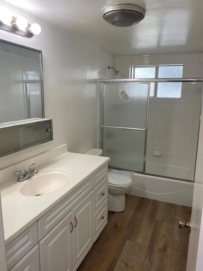 Baño - Green Oaks Apartments, LLC.