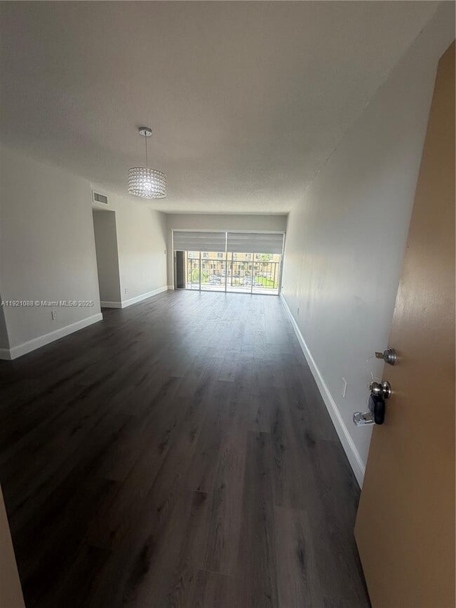 Building Photo - 9150 Fontainebleau Blvd