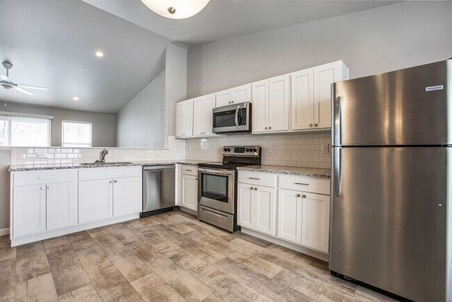 Foto del edificio - 910 Maycroft Rd