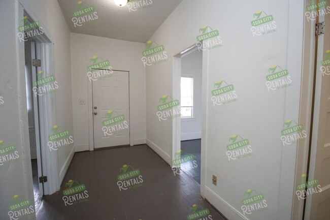 Building Photo - 2 Bedroom, 1 Bathroom Duplex in Downtown C...