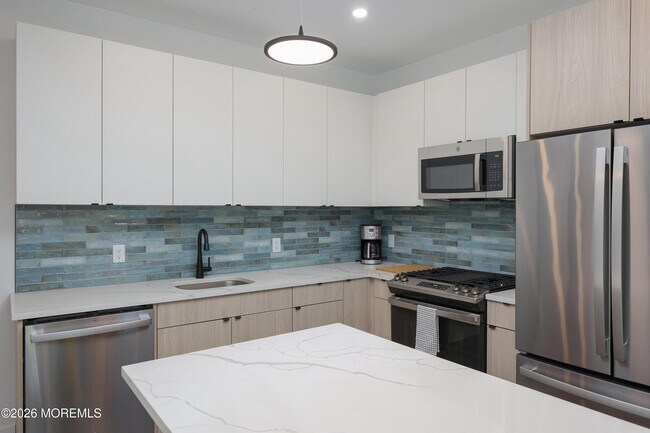 Building Photo - 6 West End Ct