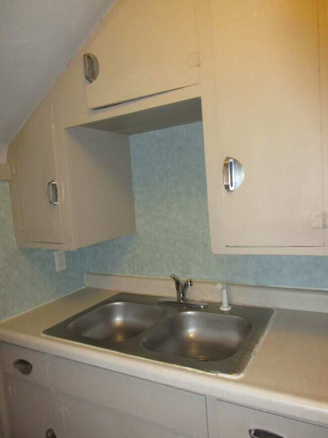Kitchen - 210 Frame Ave