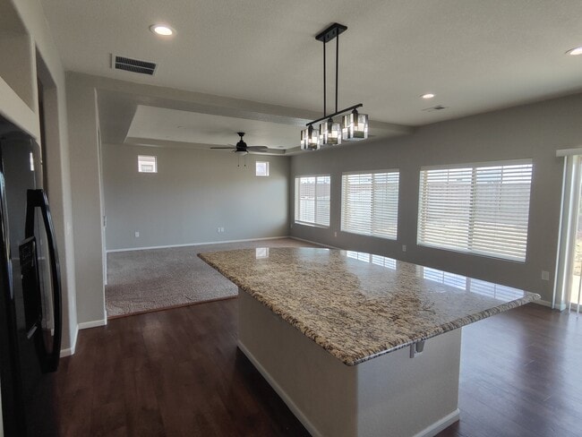 Gran isla central - 17778 E 44th Ave