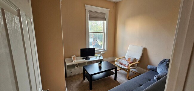 Photo - 3Bed Near Red Line with Central A/C; Great... Apartment