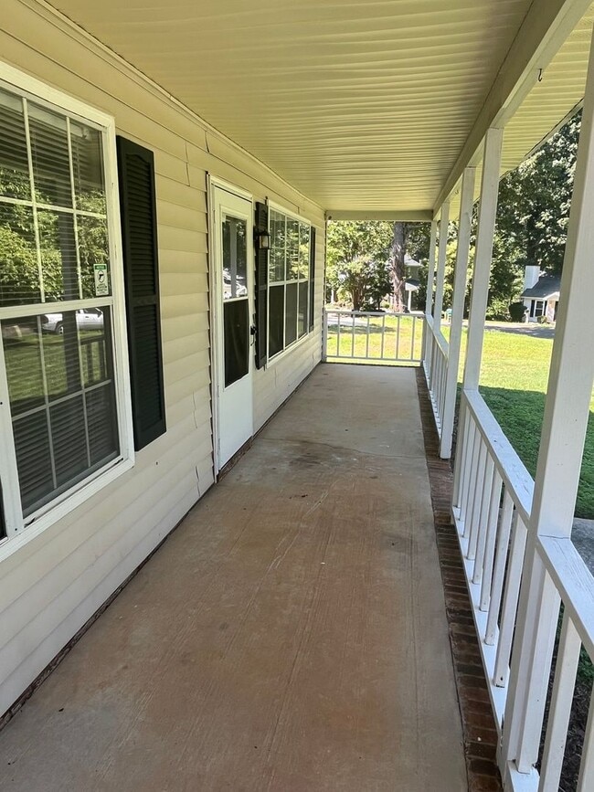 Building Photo - Updated 3 Bed + Loft with Large Garage in ...