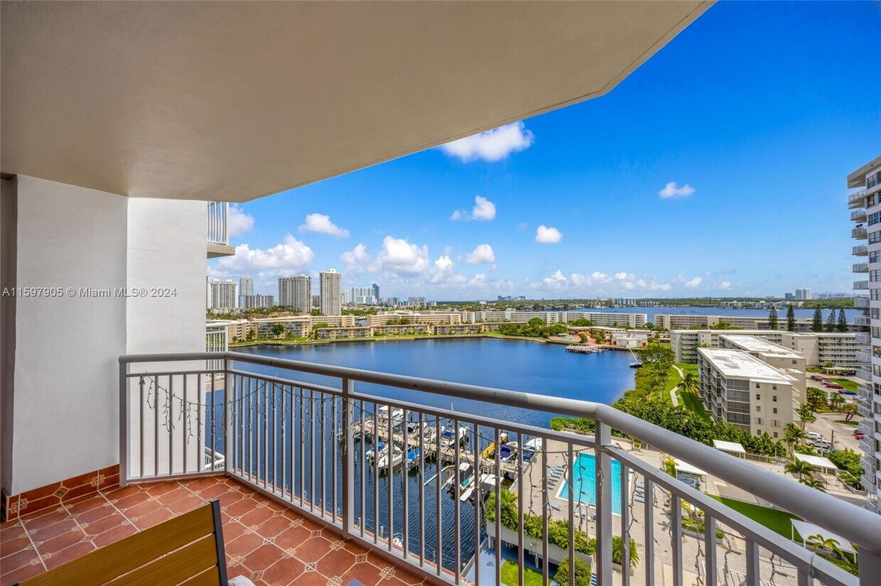 Foto principal - 18081 Biscayne Blvd
