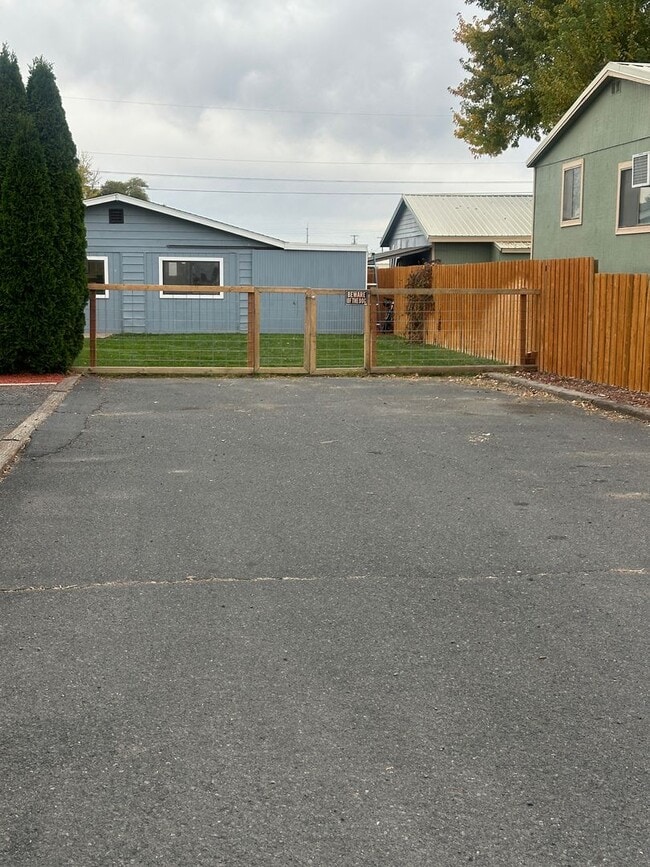 Building Photo - 9441 Maple Dr NE