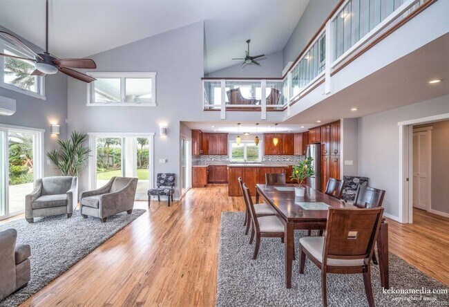 Foto del edificio - Very Spacious by the Ocean 3BR/3BA/2CarGarage in Kaimalino