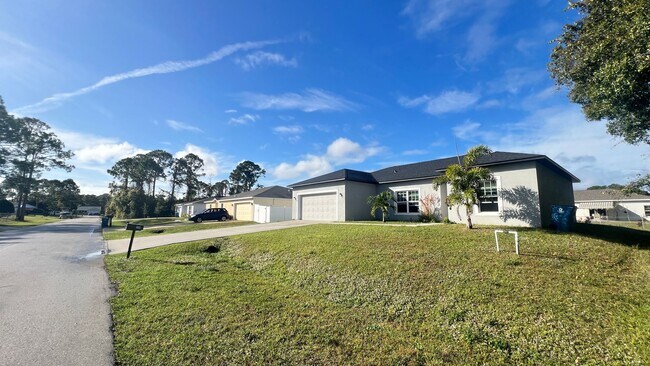 Foto del edificio - Incredible 3 Bedroom, 2 Bathroom Home in Palm Bay!!