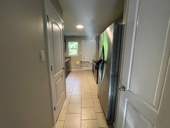 Building Photo - Modern 2 Bed Apartment with Spacious Layou...