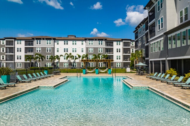 Building Photo - The Oasis at 301