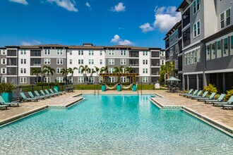 Building Photo - The Oasis at 301