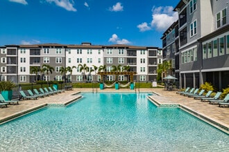 Building Photo - The Oasis at 301