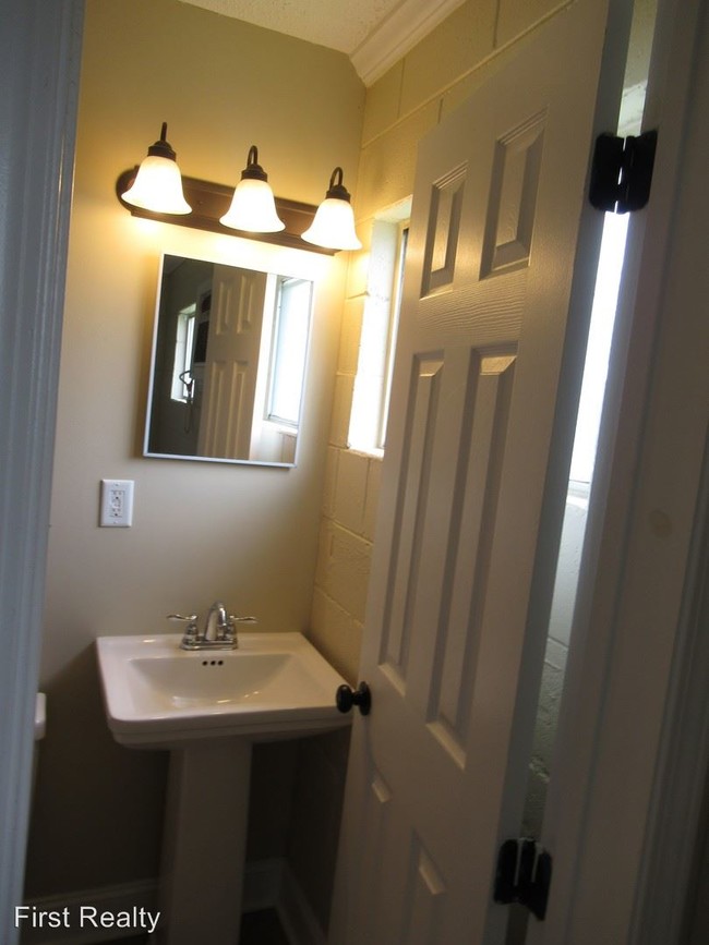 Foto del edificio - 1 br, 1 bath Apartment - 159 N. Donahue Dr.