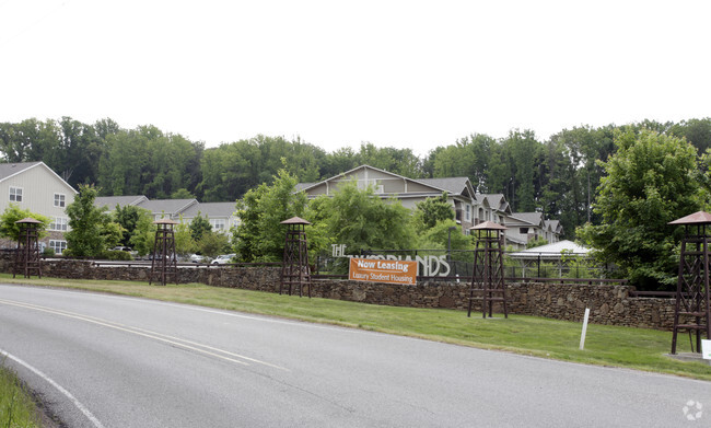 Building Photo - The Woodlands of Knoxville