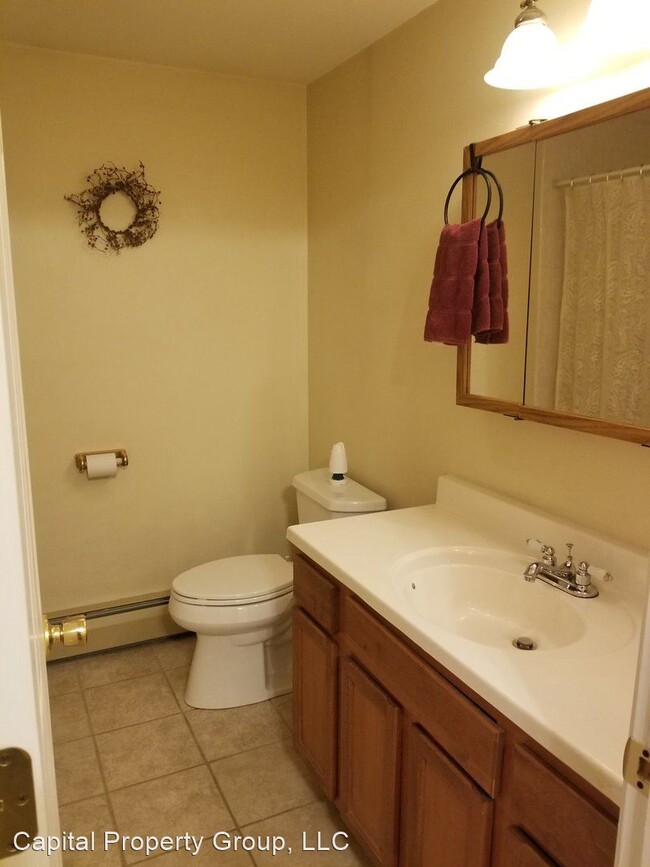 Building Photo - 2 br, 1.5 bath House - 33 Russell St #24