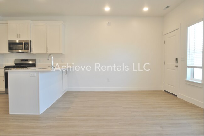 Foto del edificio - Beautiful 3 Bed Townhome in Nibley with pool!