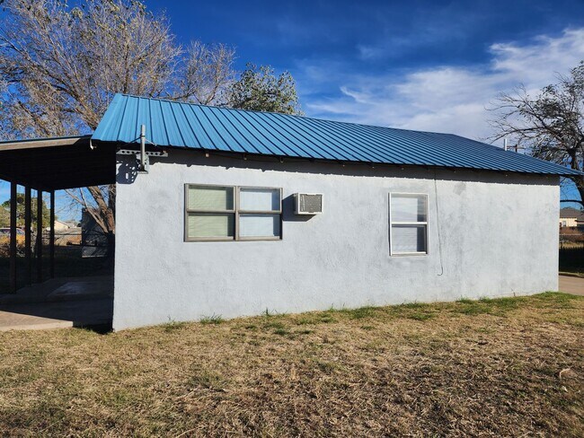 Foto del edificio - 2 bedroom / 1 bath, W/D connections