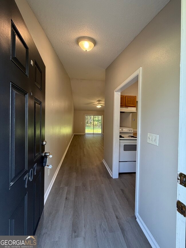 Building Photo - 707 E Lawnwood Ave