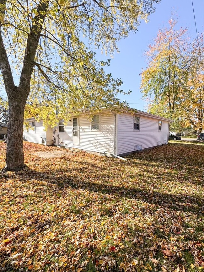 Building Photo - 3 Bed 1 Bath Ranch Duplex