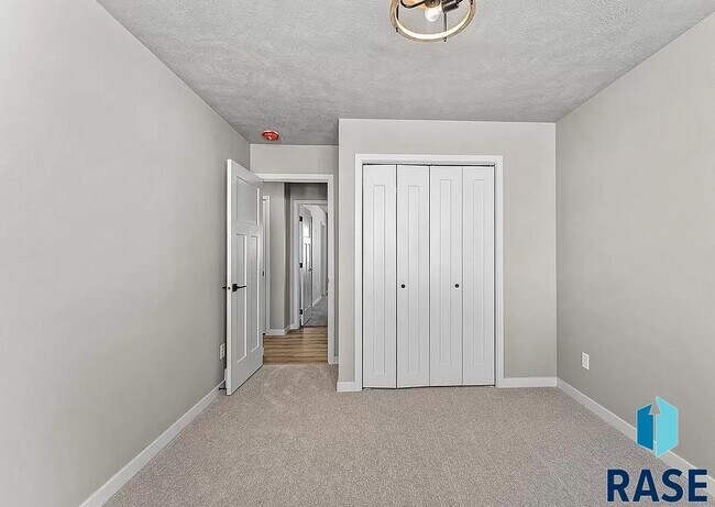 Foto del edificio - 6013 N Seubert Ave