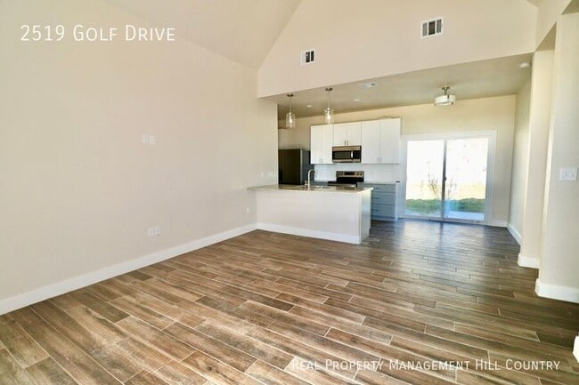 Building Photo - 2519 Golf Dr