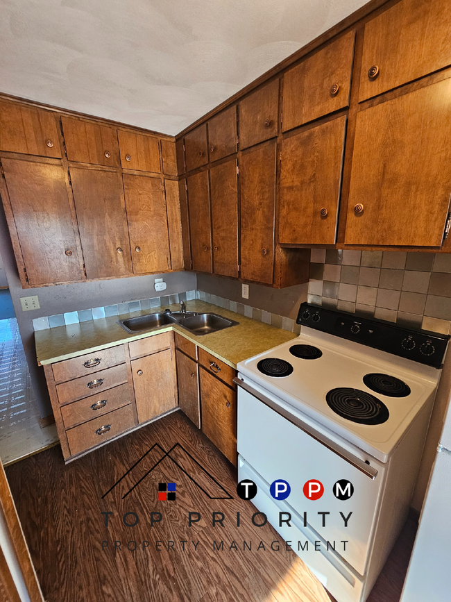 Building Photo - 2 Bedroom | 1 Bathroom Upper-Level Unit in...