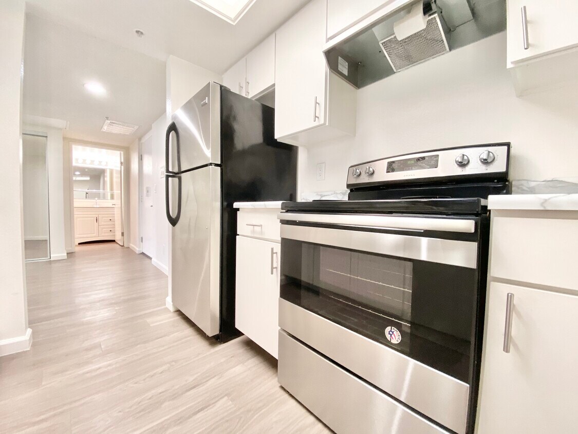 Foto principal - 1853 Whitley Ave Los Angeles California 90028