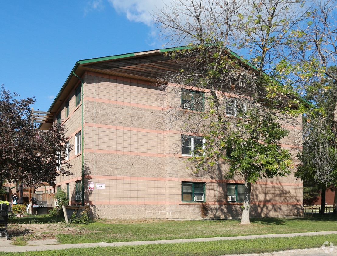 Primary Photo - 82 Roehampton Ave
