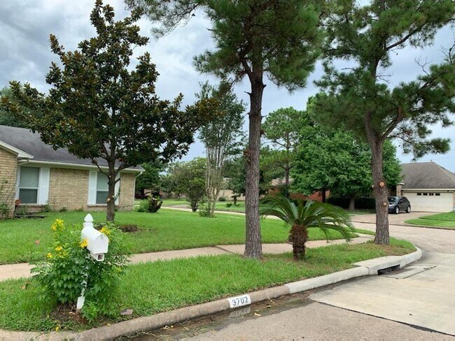 Building Photo - 3702 Royal Manor Dr
