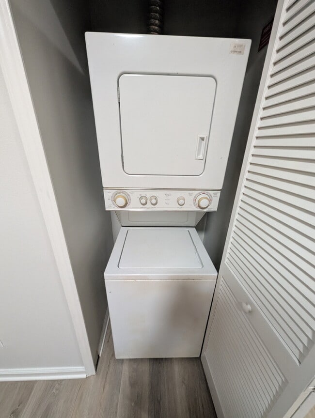 Building Photo - Spacious 3/2 condor in a gated community w...