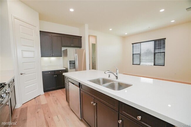 Building Photo - 3 br, 3 bath Condo - 79 Plateau