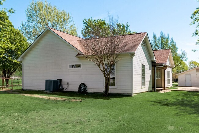 Building Photo - A must see country living home in McKinney...