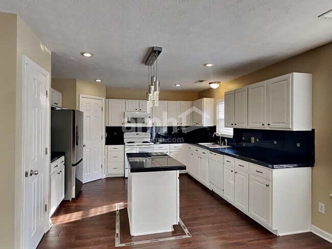 Foto del edificio - 586 Hollerman Ln