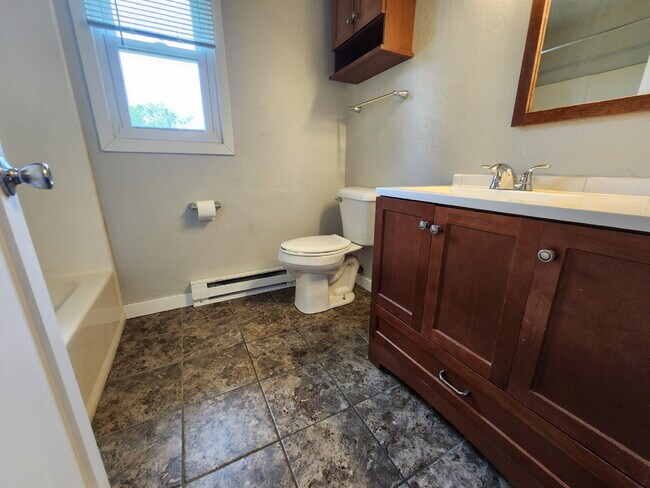Foto del edificio - Updated Upper Level Apartment, Kaukauna