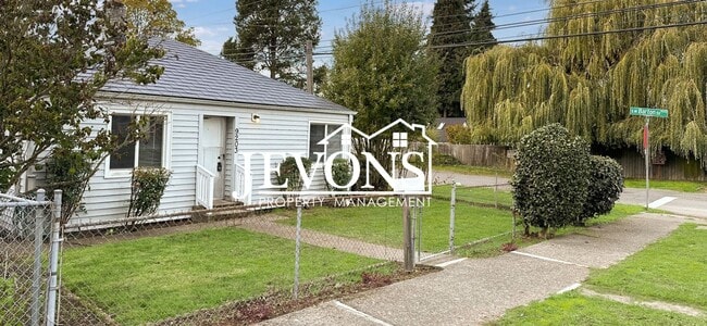 Building Photo - Discover the warmth of this lovely single-family home in the heart of Seattle