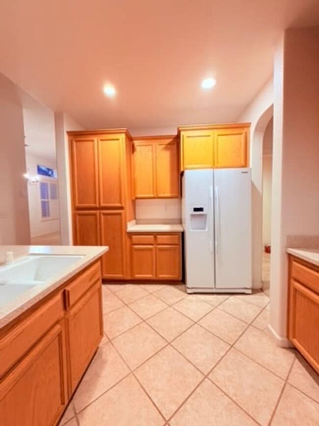 Foto del edificio - Bright & Spacious 4BD/3BA Home with Downstairs Bed/Bath in Elk Grove