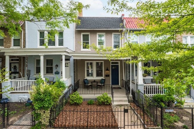 Building Photo - Fabulous Row Home Off H Street! 2 Bedrooms...