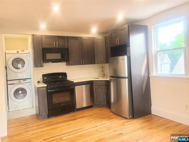 Building Photo - 35 Pangborn Pl