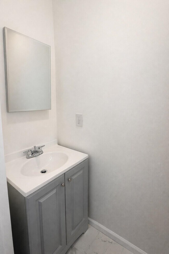 Building Photo - 391 Delano Pl