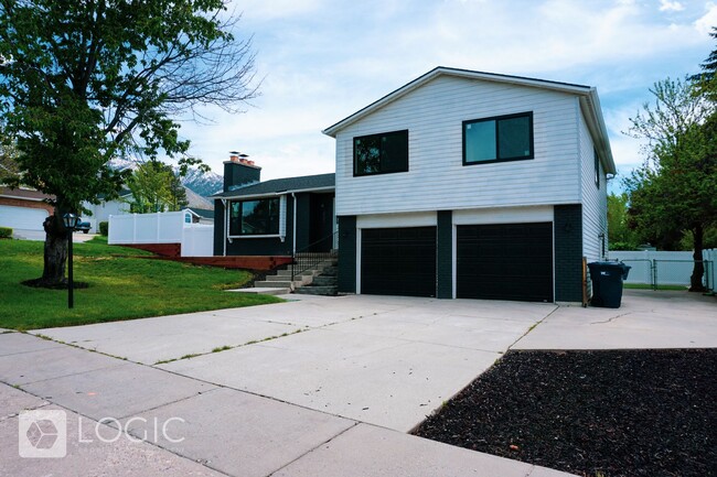 Building Photo - Gorgeous Home in Sandy!