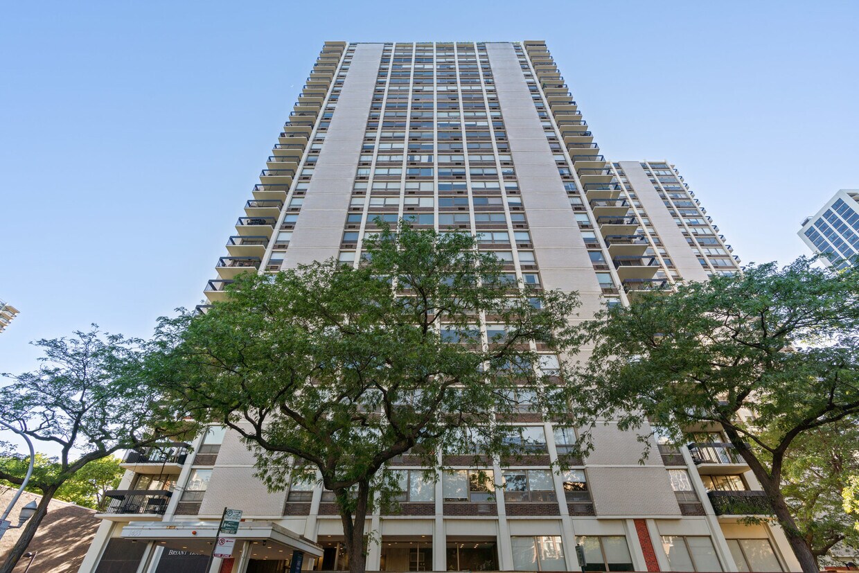 Foto principal - 1355 N Sandburg Terrace