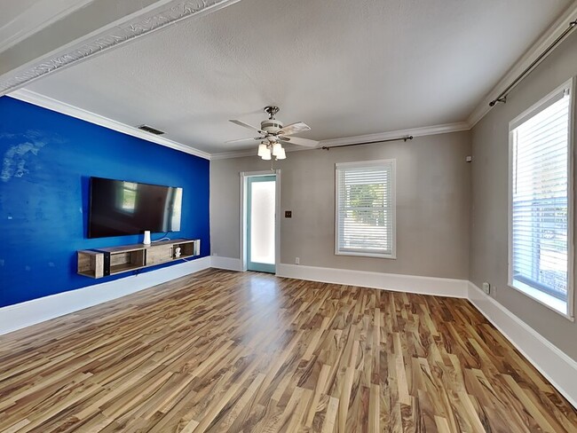 Building Photo - 1518 Pinewood Dr