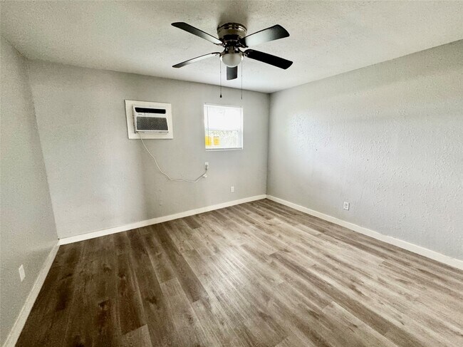 Foto del edificio - 6705 Fairway Dr