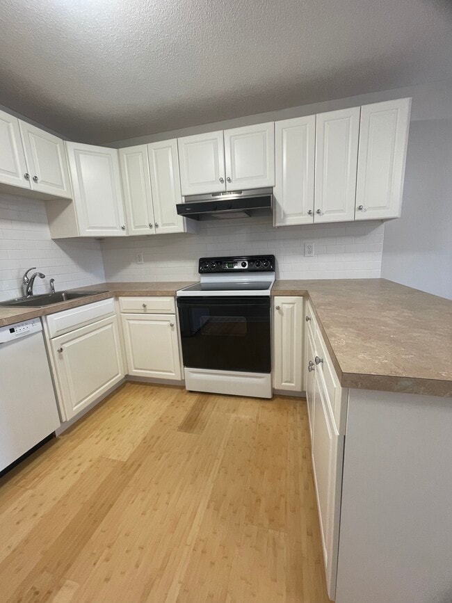 Building Photo - 2400 Harbor View Dr